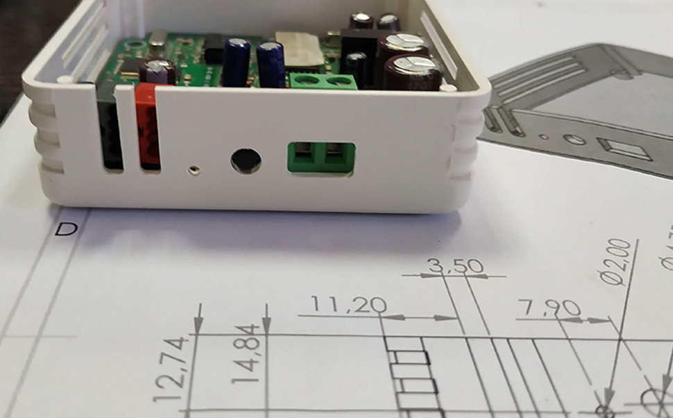Führend in der CNC-Bearbeitung von Kunststoffgehäusen für elektronische Baugruppen